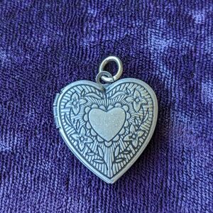 Vintage Heart Locket Pendant In Silver - Gray Color